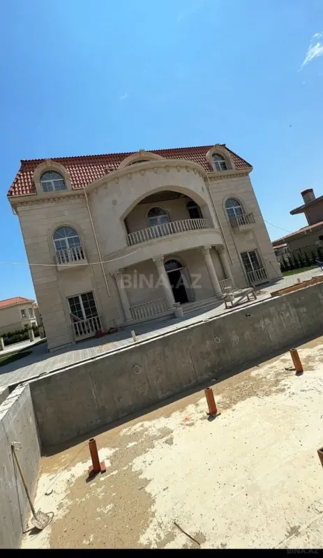 Satılır 8 otaqlı həyət evi 900 m²