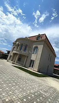 Satılır 8 otaqlı həyət evi 900 m²