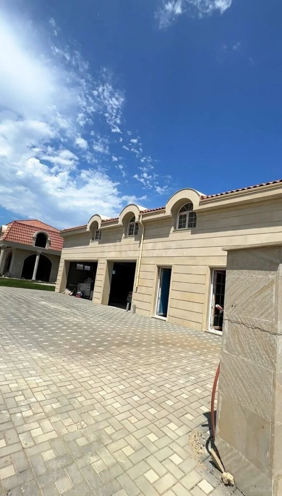 Satılır 8 otaqlı həyət evi 900 m²