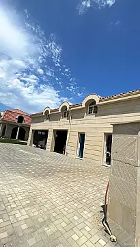 Satılır 8 otaqlı həyət evi 900 m²