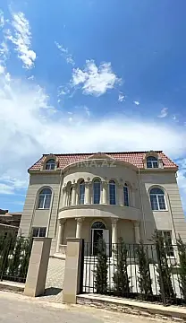 Satılır 8 otaqlı həyət evi 900 m²