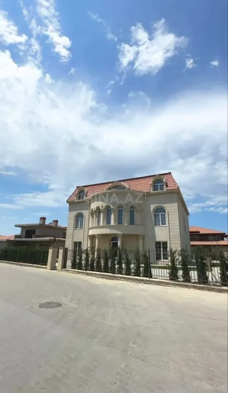 Satılır 8 otaqlı həyət evi 900 m²