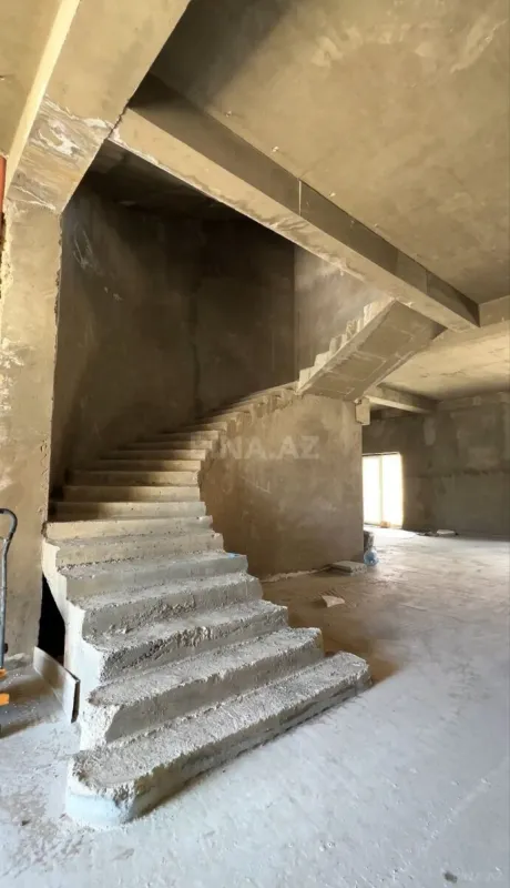Satılır 8 otaqlı həyət evi 900 m²