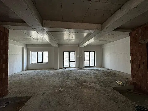 Satılır 5 otaqlı mənzil 250 m²
