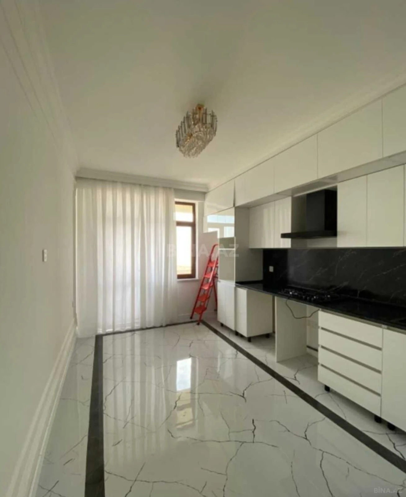 Satılır 3 otaqlı mənzil 156 m²