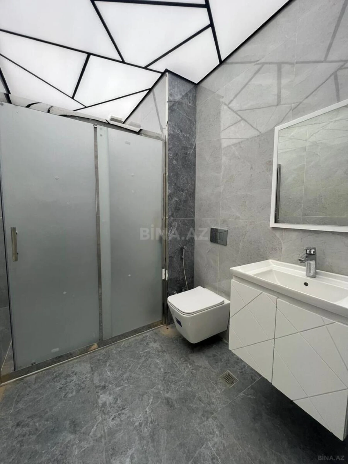 Satılır 2 otaqlı mənzil 76 m²