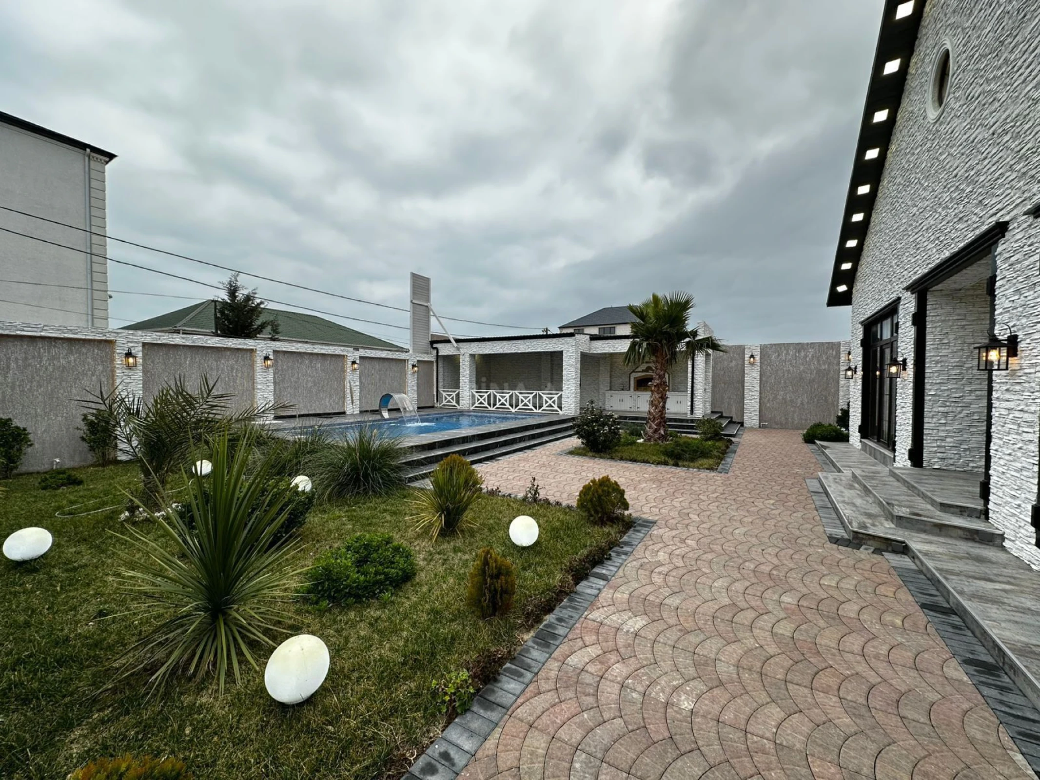 Satılır 5 otaqlı həyət evi 250 m²