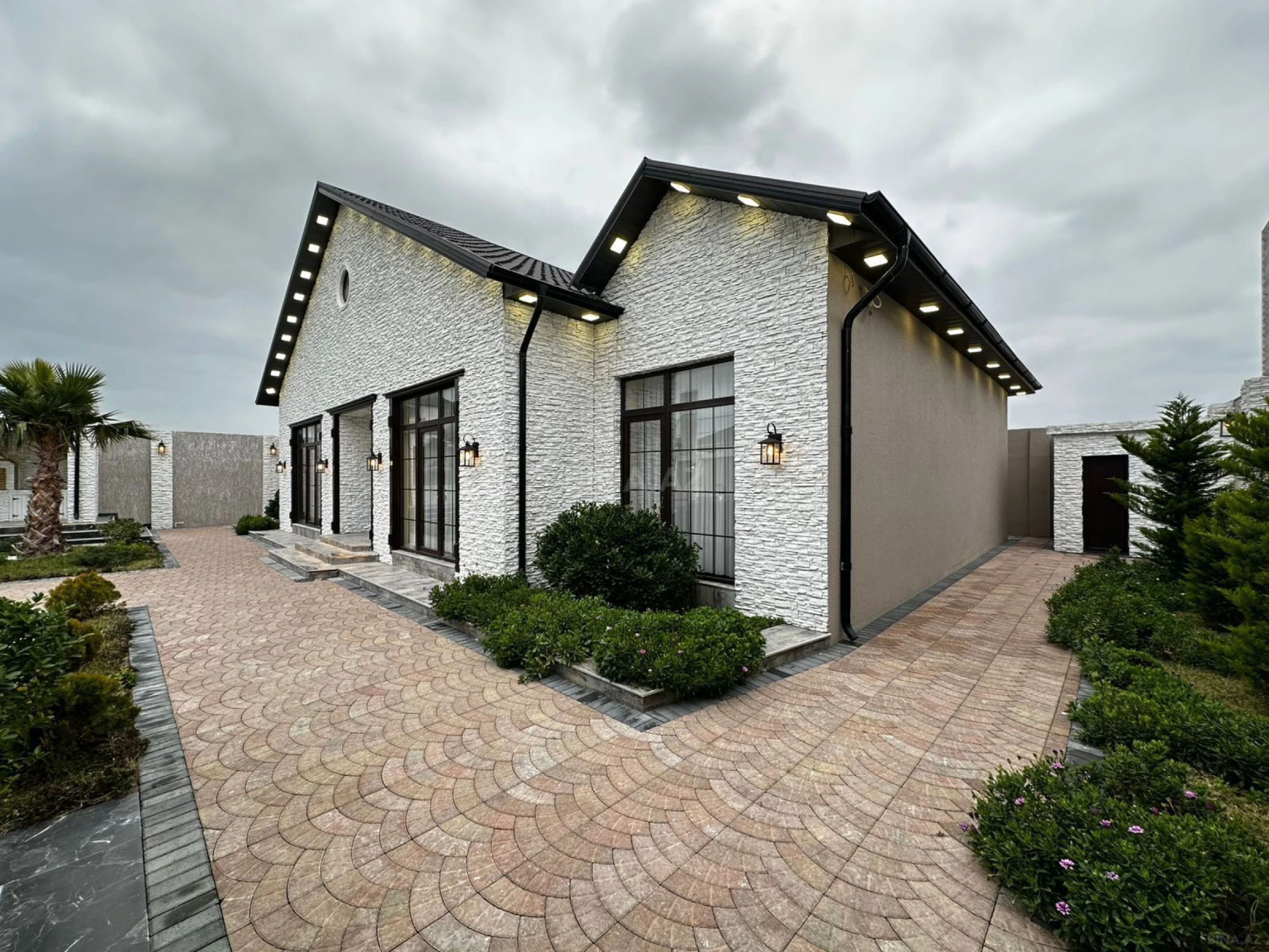 Satılır 5 otaqlı həyət evi 250 m²