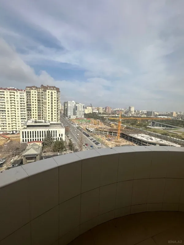 Kirayə verilir 4 otaqlı mənzil 220 m²