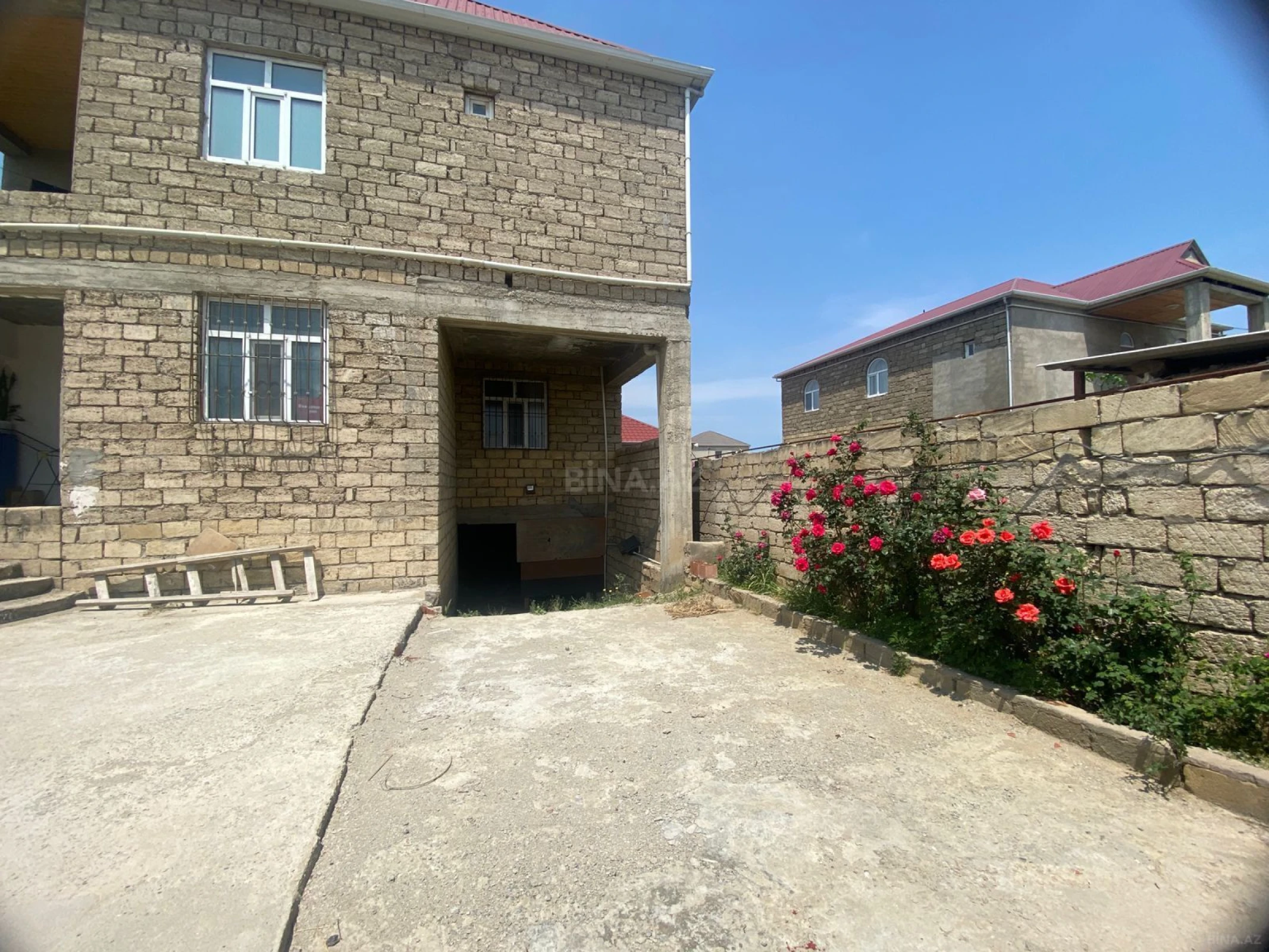 Satılır 8 otaqlı həyət evi 500 m²