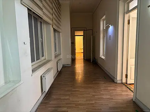 Kirayə verilir 8 otaqlı ofis 365 m²