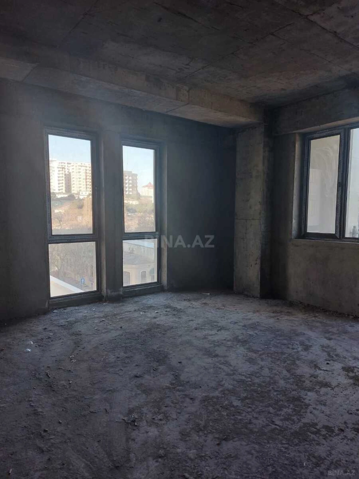 Satılır 4 otaqlı mənzil 160 m²