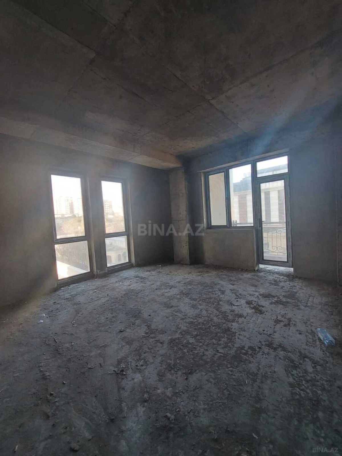 Satılır 4 otaqlı mənzil 160 m²