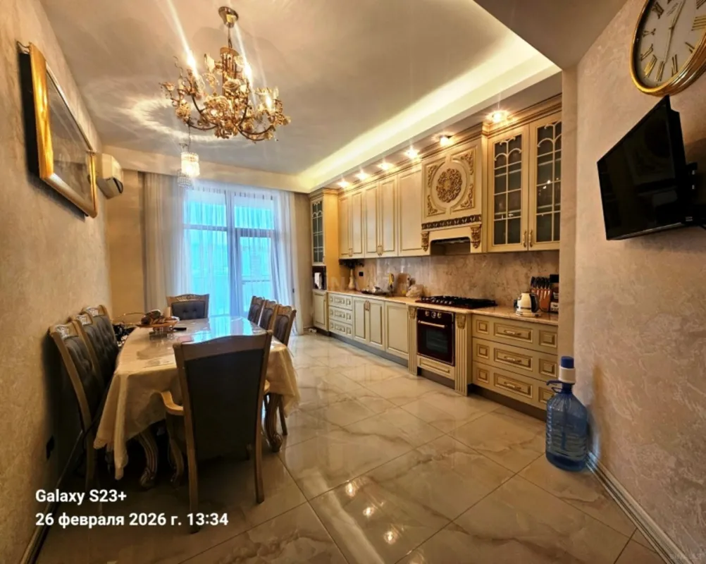 Satılır 4 otaqlı mənzil 234 m²