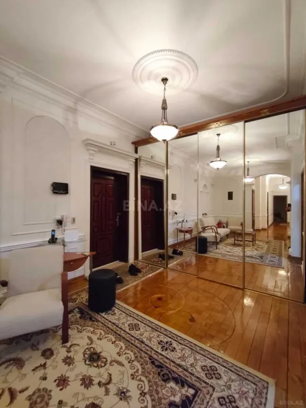 Kirayə verilir 4 otaqlı mənzil 200 m²