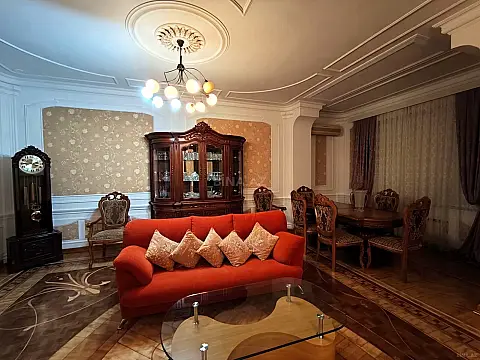 Kirayə verilir 4 otaqlı mənzil 200 m²