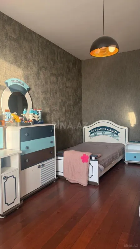 Satılır 4 otaqlı mənzil 175 m²
