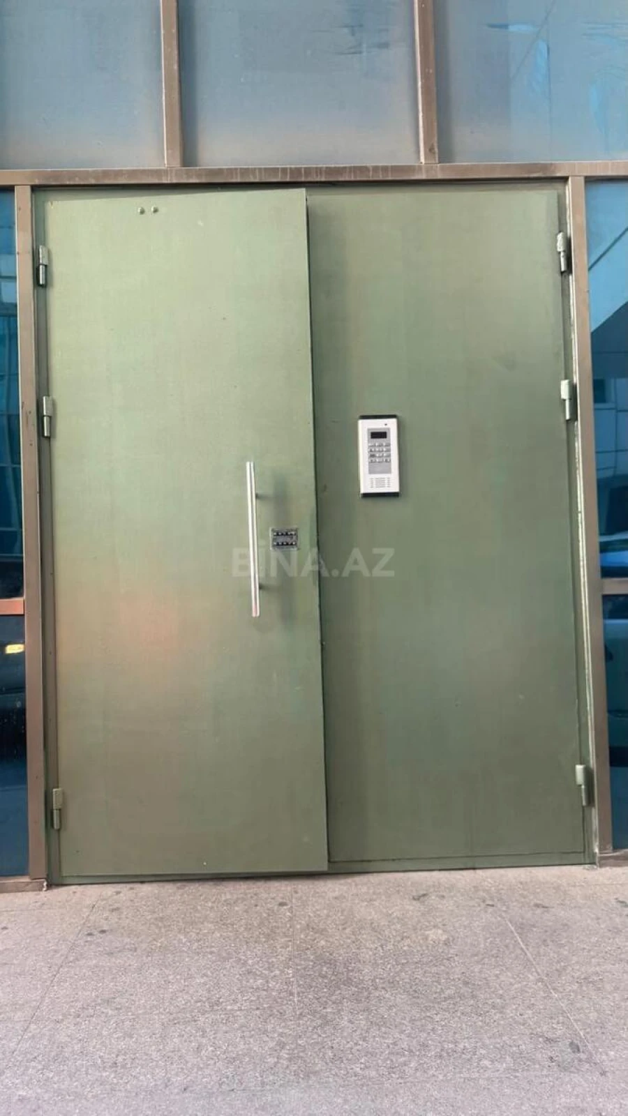 Satılır 4 otaqlı mənzil 175 m²