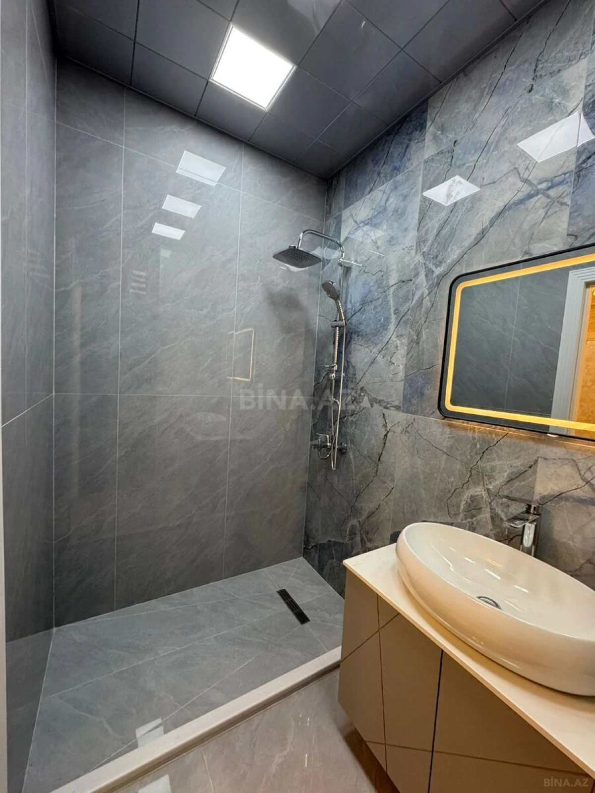 Satılır 2 otaqlı mənzil 61 m²