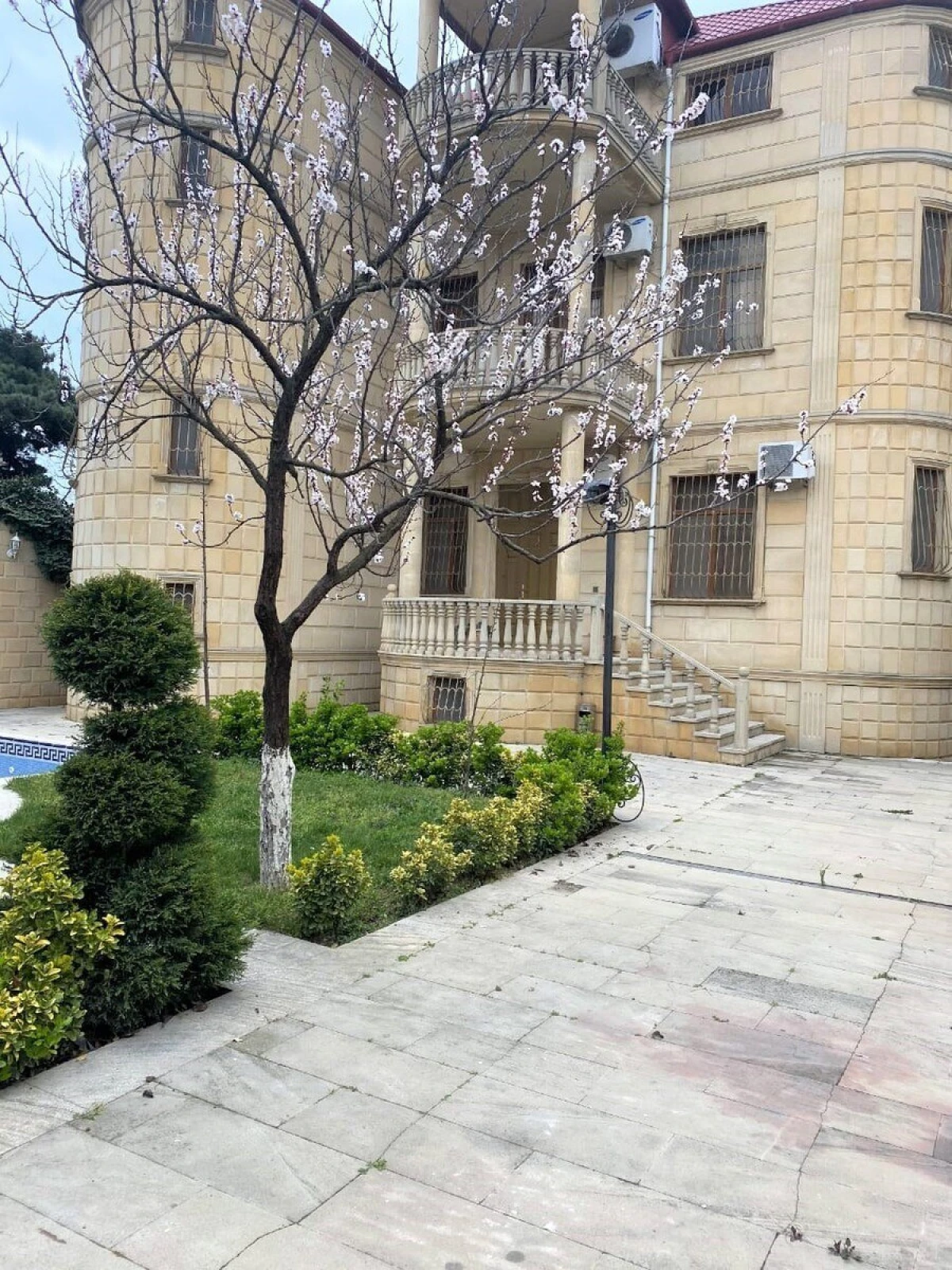 Satılır 6 otaqlı həyət evi 350 m²