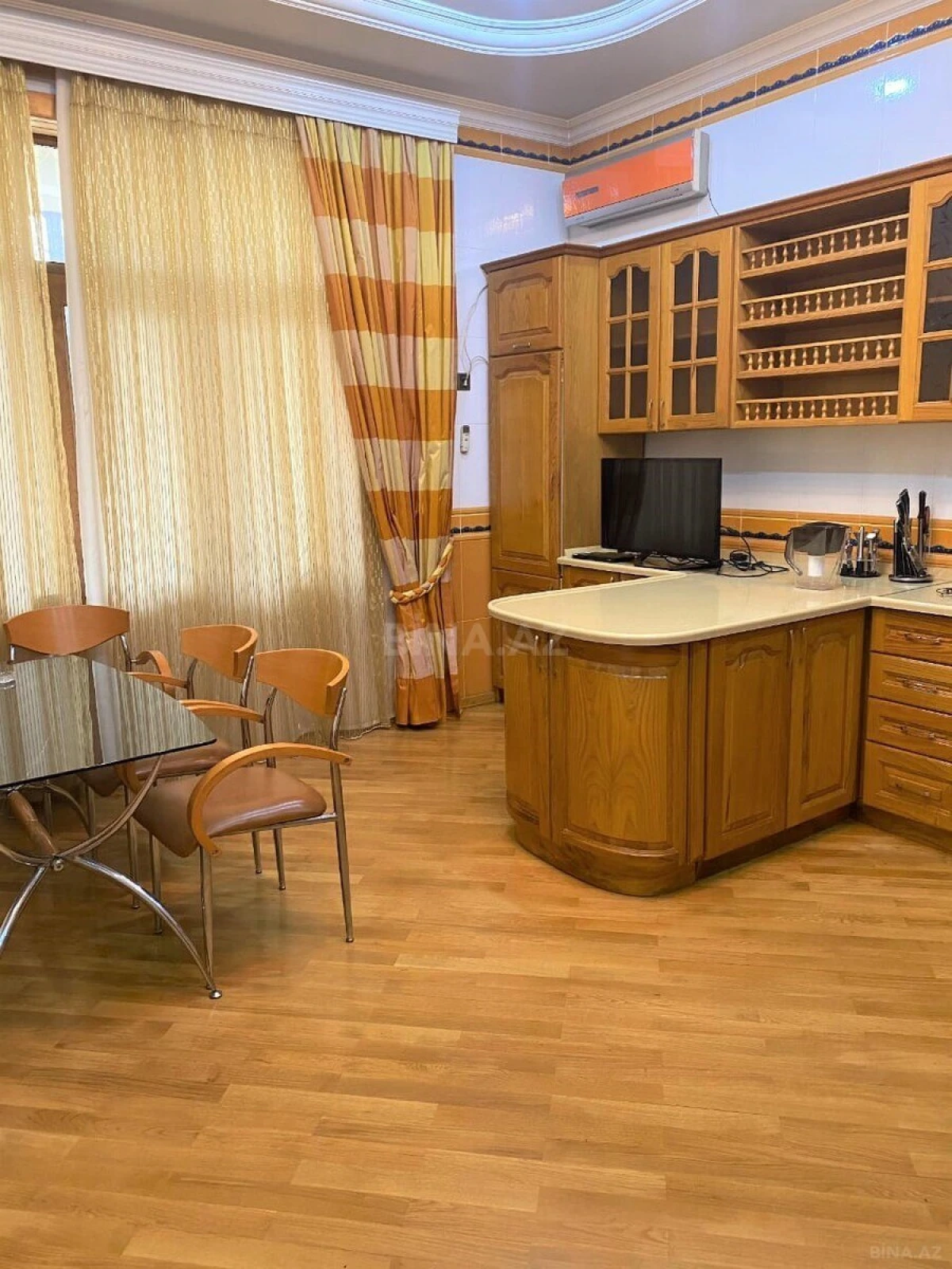 Satılır 6 otaqlı həyət evi 350 m²