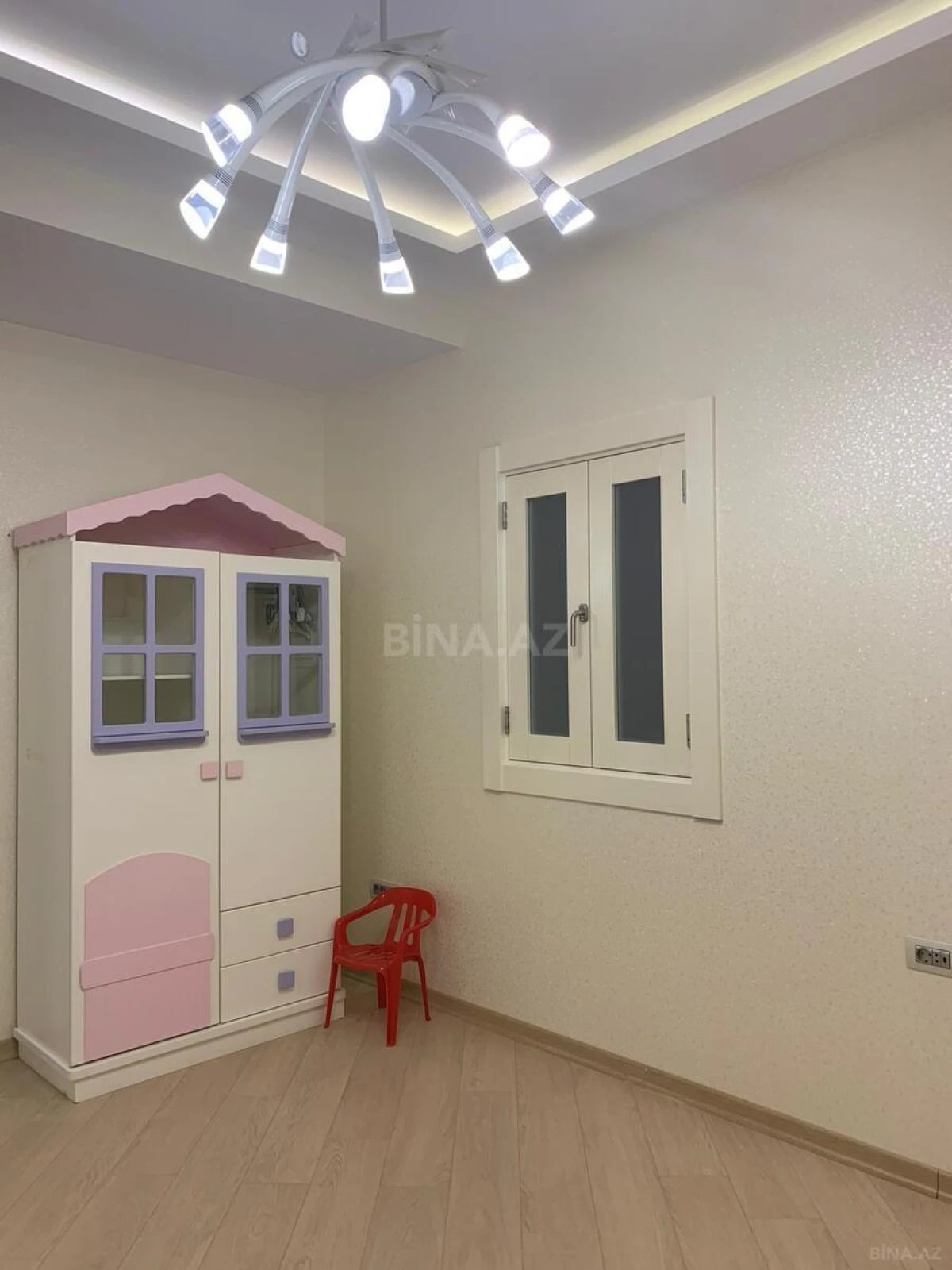 Kirayə verilir 4 otaqlı mənzil 200 m²