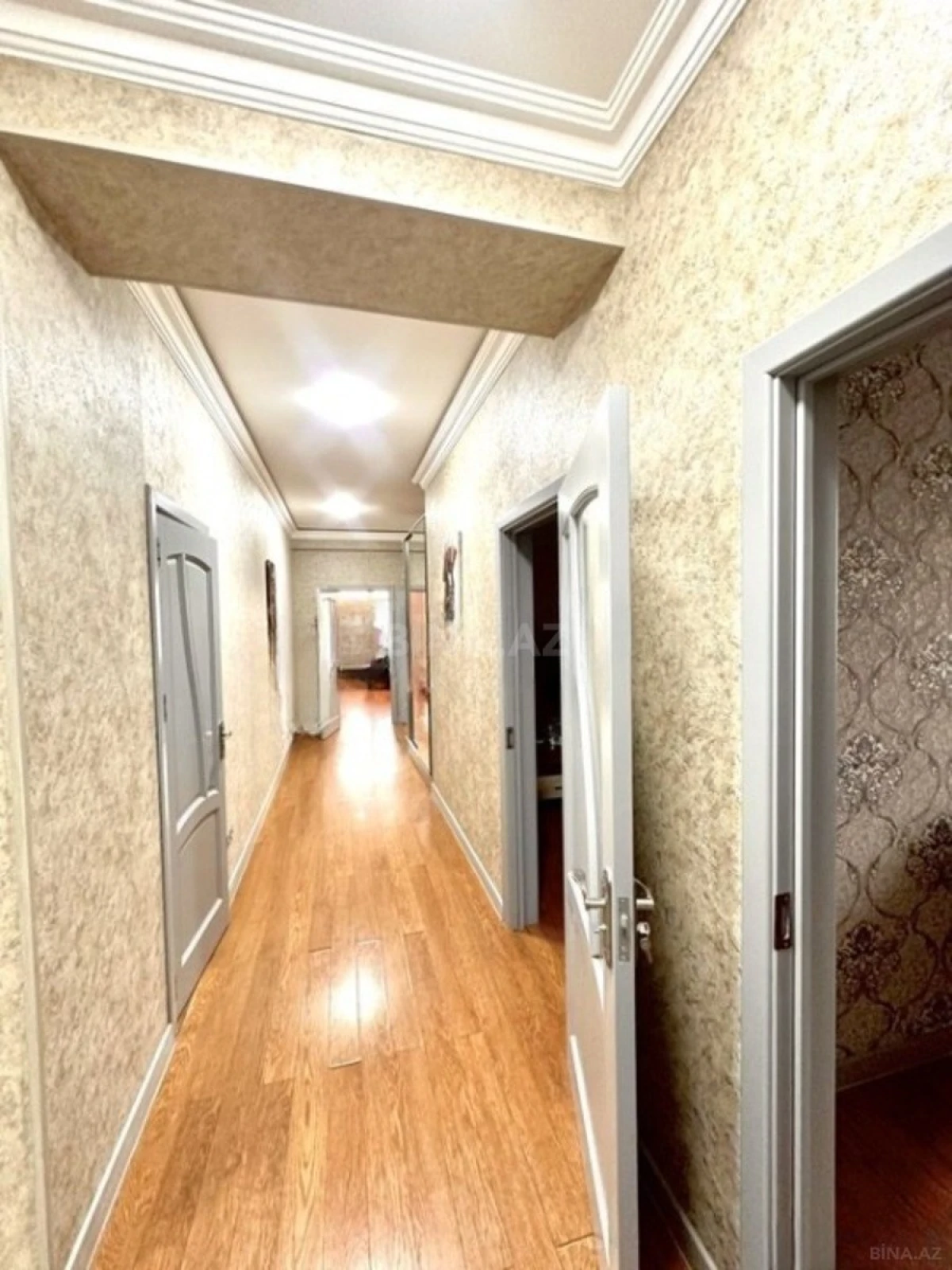 Satılır 3 otaqlı mənzil 145 m²