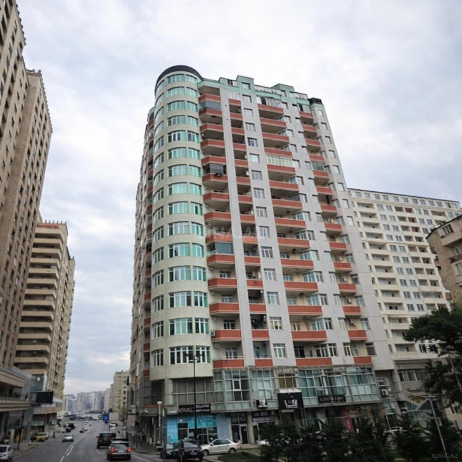 Satılır 3 otaqlı mənzil 145 m²