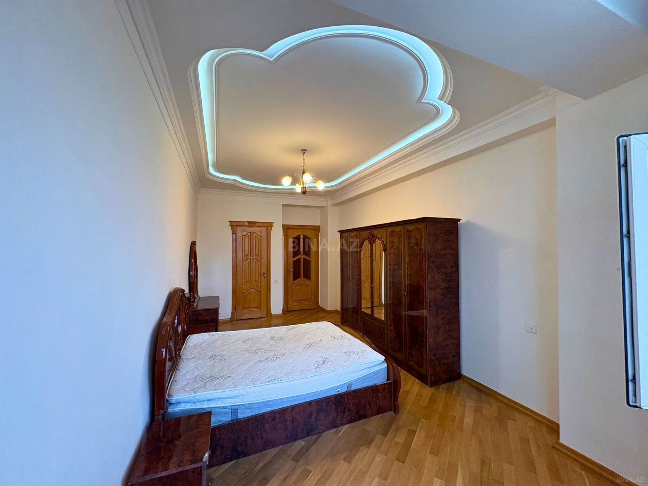 Kirayə verilir 3 otaqlı mənzil 150 m²