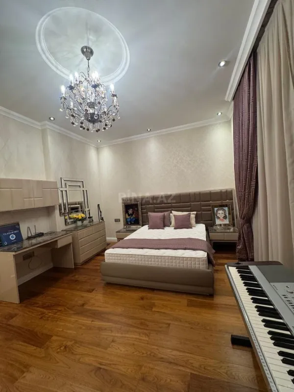 Satılır 4 otaqlı mənzil 200 m²