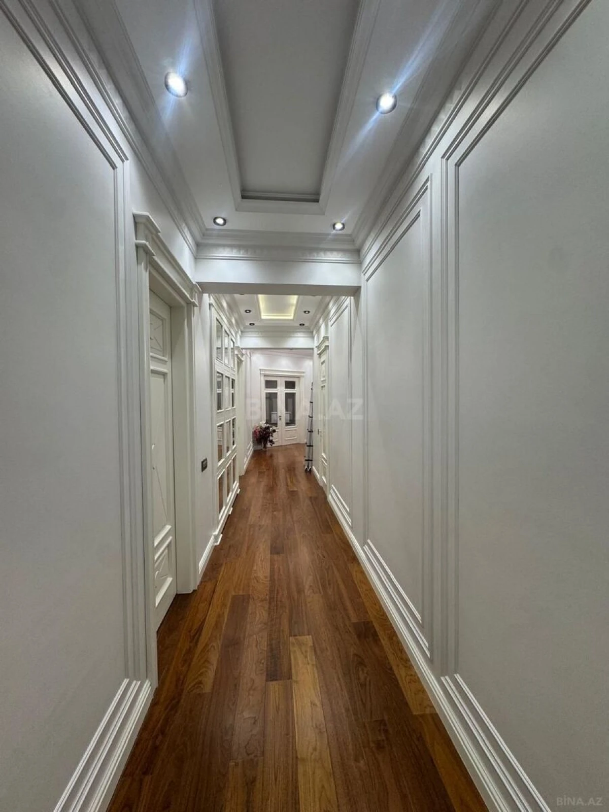 Satılır 4 otaqlı mənzil 200 m²