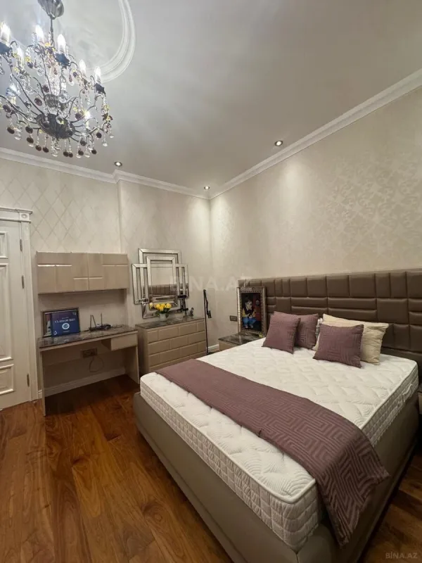 Satılır 4 otaqlı mənzil 200 m²
