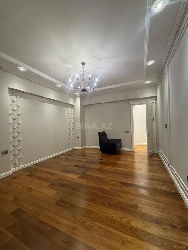 Satılır 4 otaqlı mənzil 200 m²