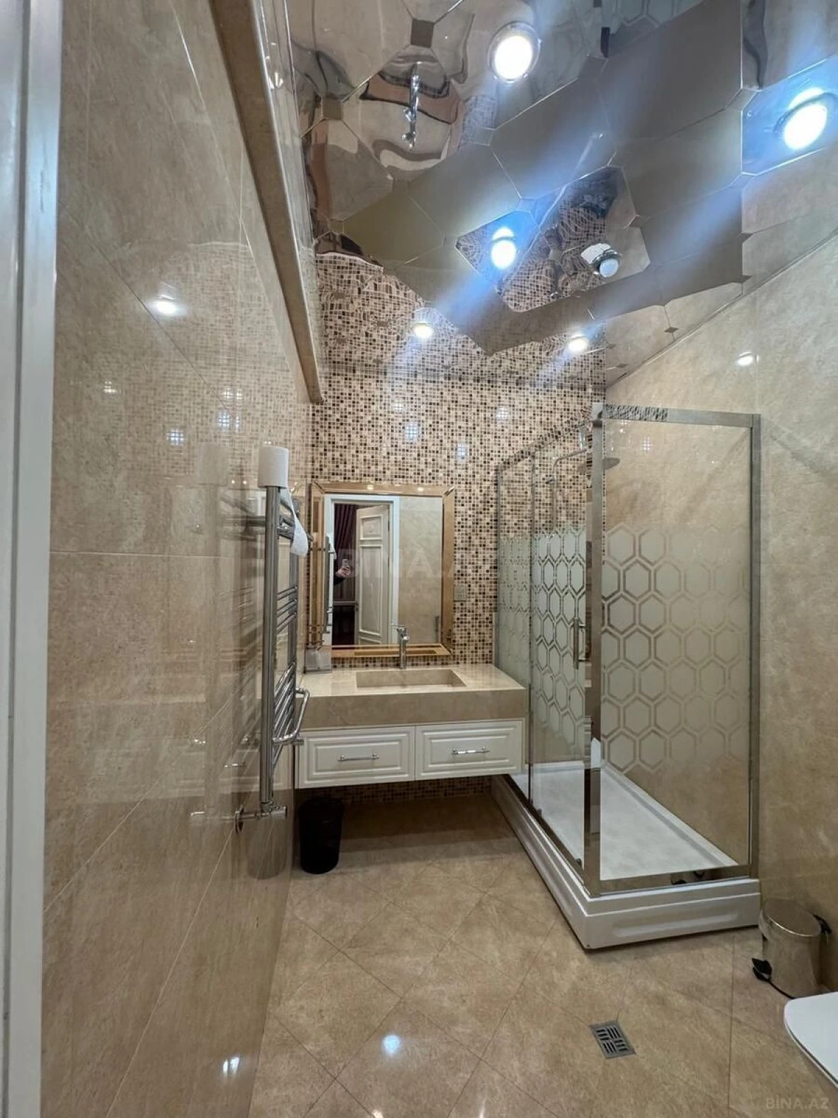 Satılır 4 otaqlı mənzil 200 m²