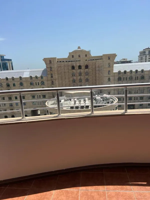 Satılır 5 otaqlı mənzil 245 m²
