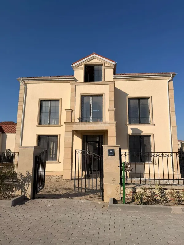 Satılır 7 otaqlı həyət evi 300 m²