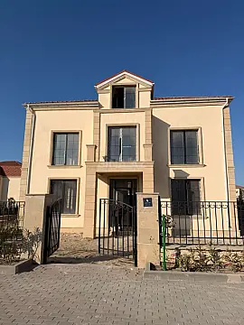 Satılır 7 otaqlı həyət evi 300 m²