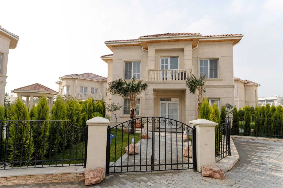 Satılır 7 otaqlı həyət evi 300 m²