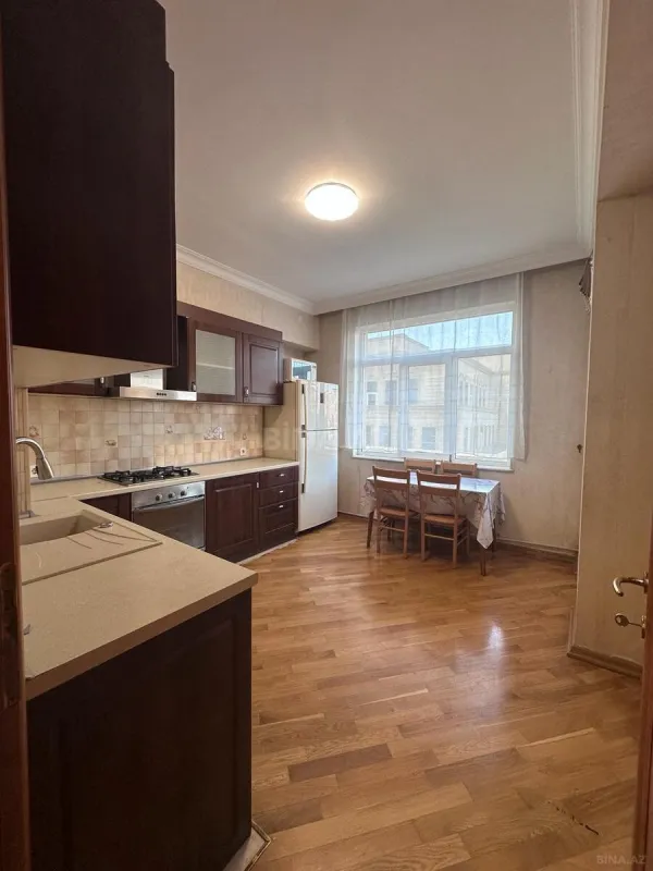 Kirayə verilir 3 otaqlı mənzil 126 m²