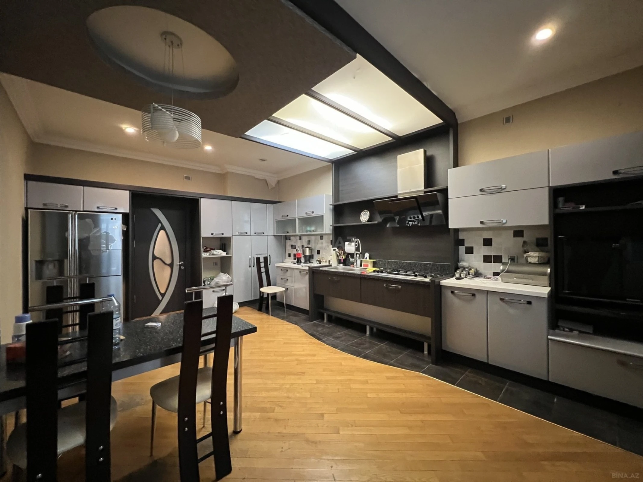 Satılır 4 otaqlı mənzil 223 m²