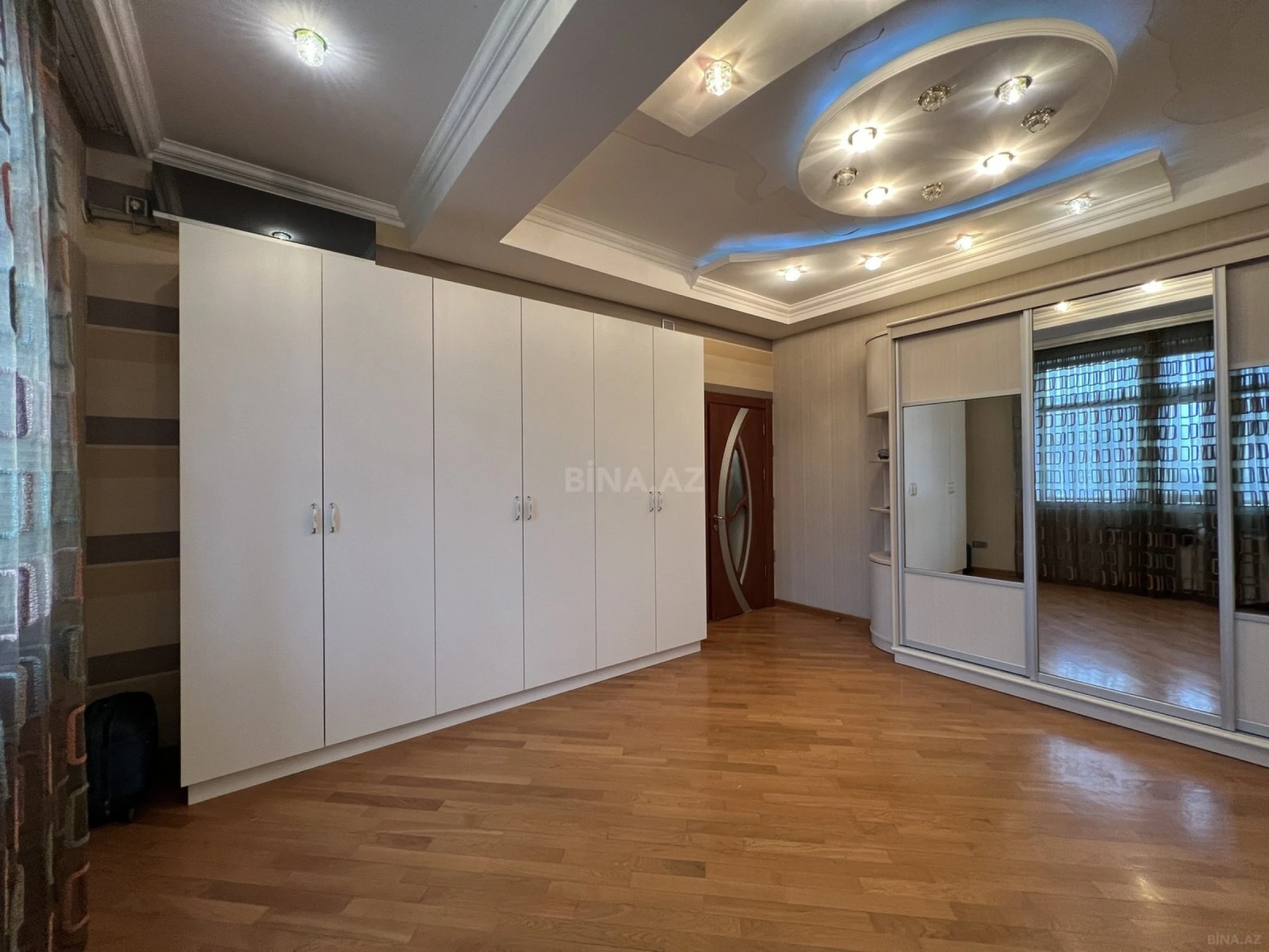 Satılır 4 otaqlı mənzil 223 m²