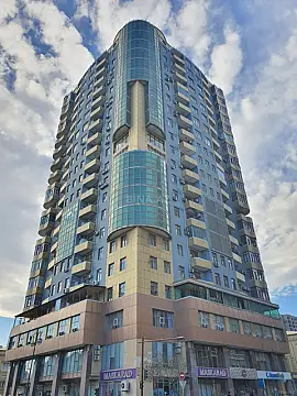 Satılır 4 otaqlı mənzil 223 m²