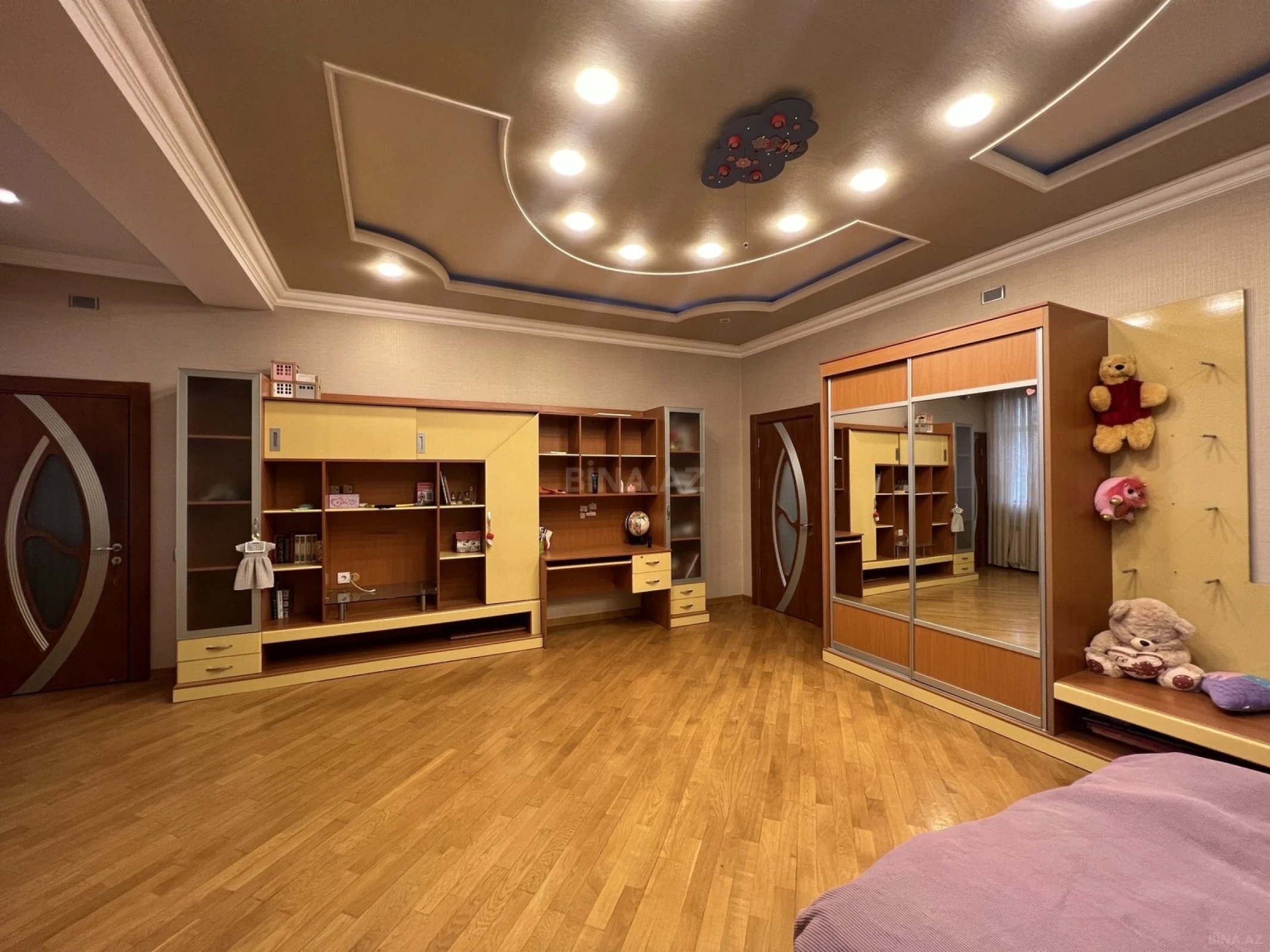 Satılır 4 otaqlı mənzil 223 m²