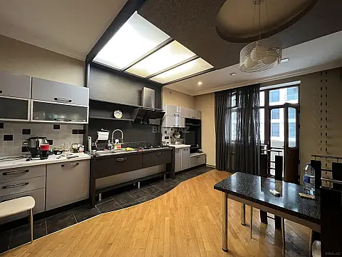 Satılır 4 otaqlı mənzil 223 m²