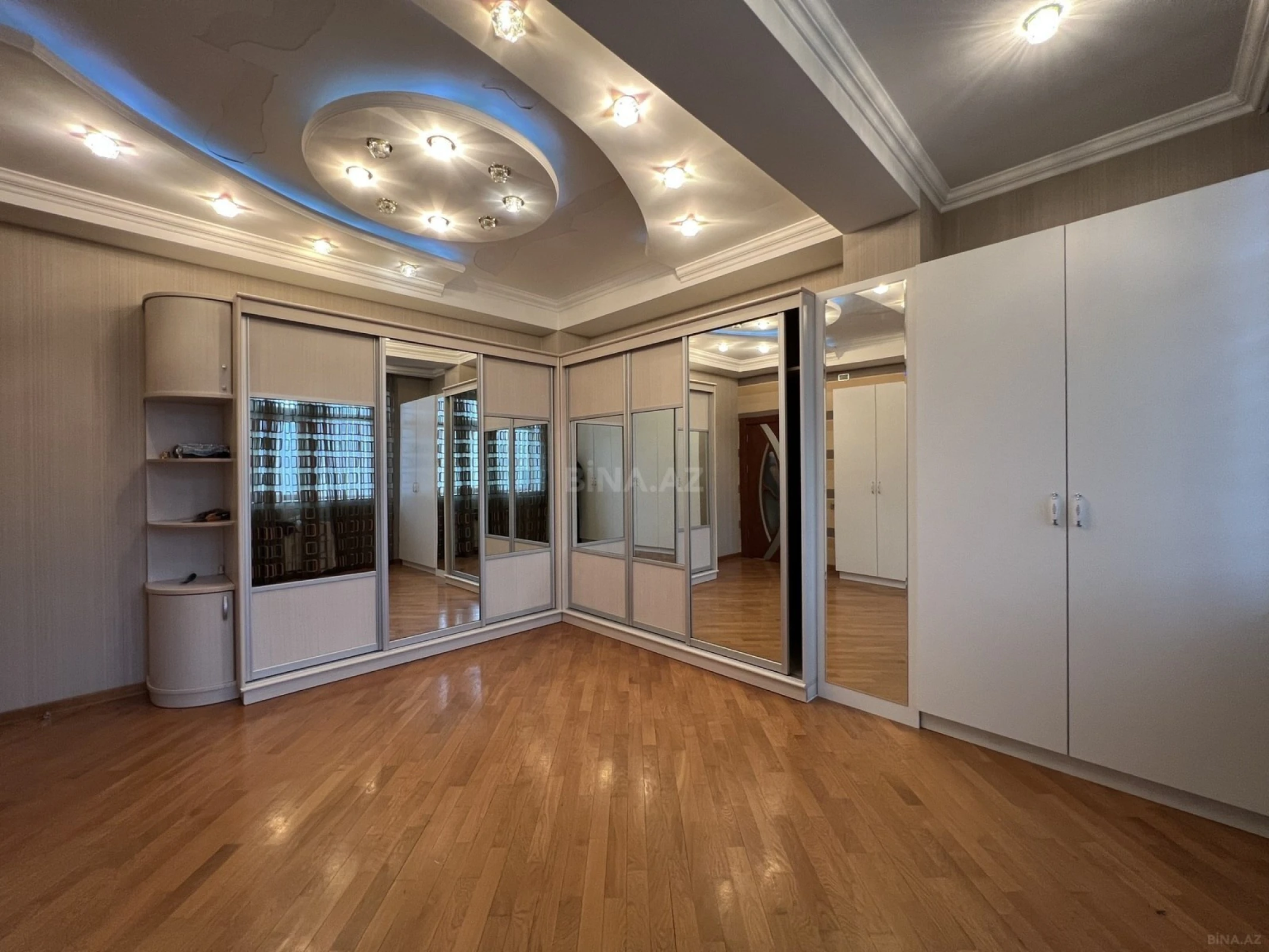 Satılır 4 otaqlı mənzil 223 m²
