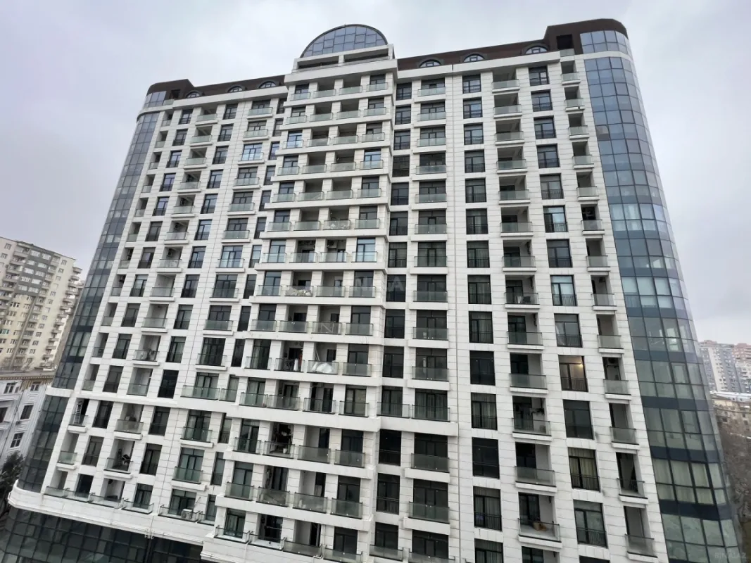 Satılır 4 otaqlı mənzil 223 m²