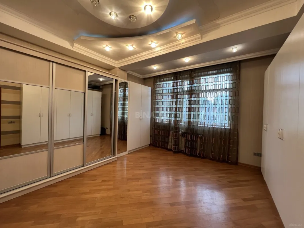 Satılır 4 otaqlı mənzil 223 m²