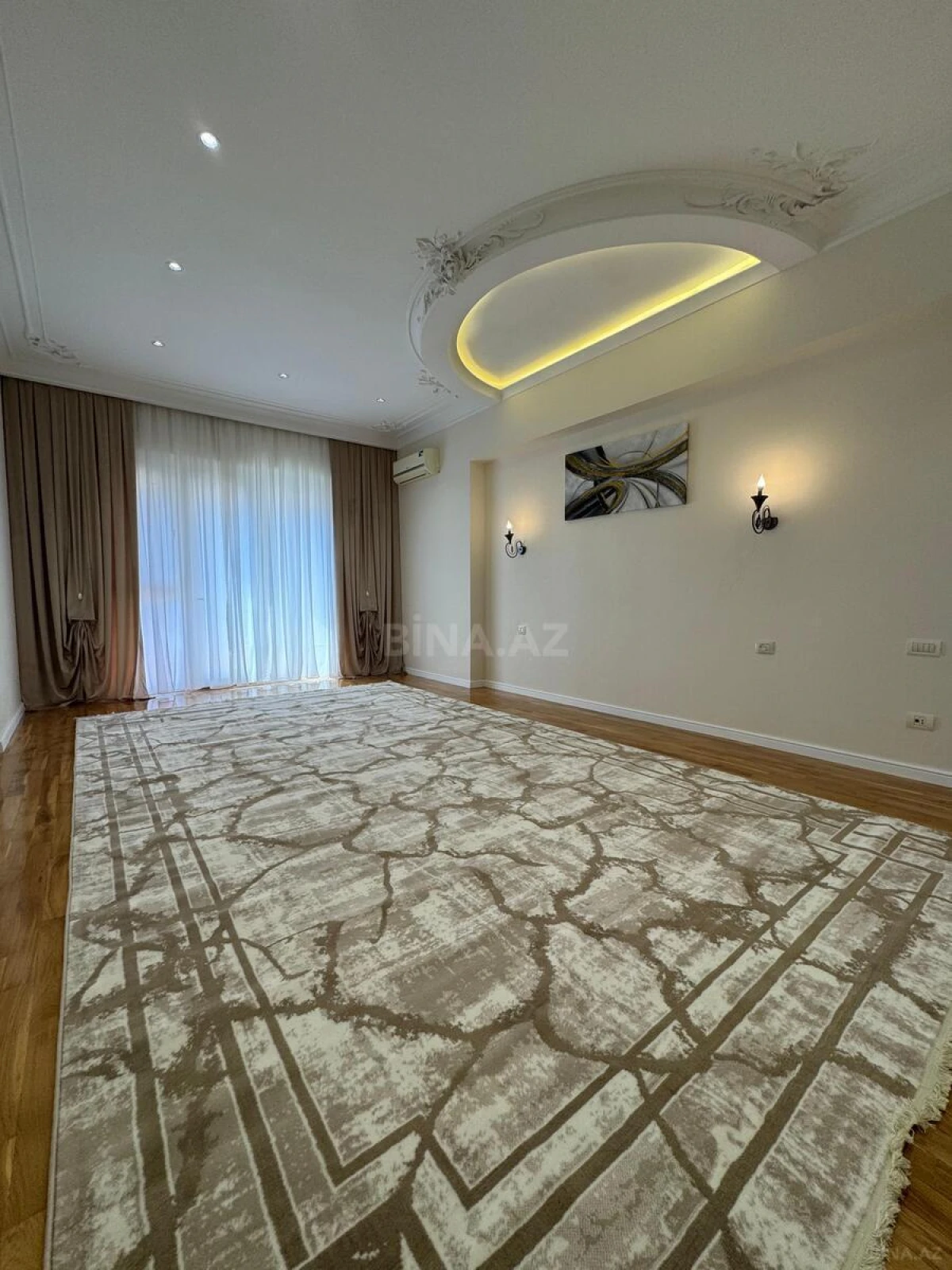 Satılır 4 otaqlı mənzil 220 m²