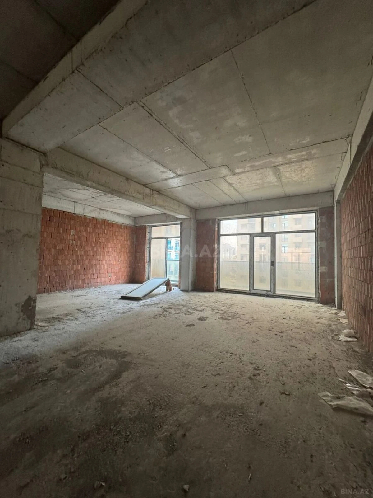Satılır 3 otaqlı mənzil 146 m²