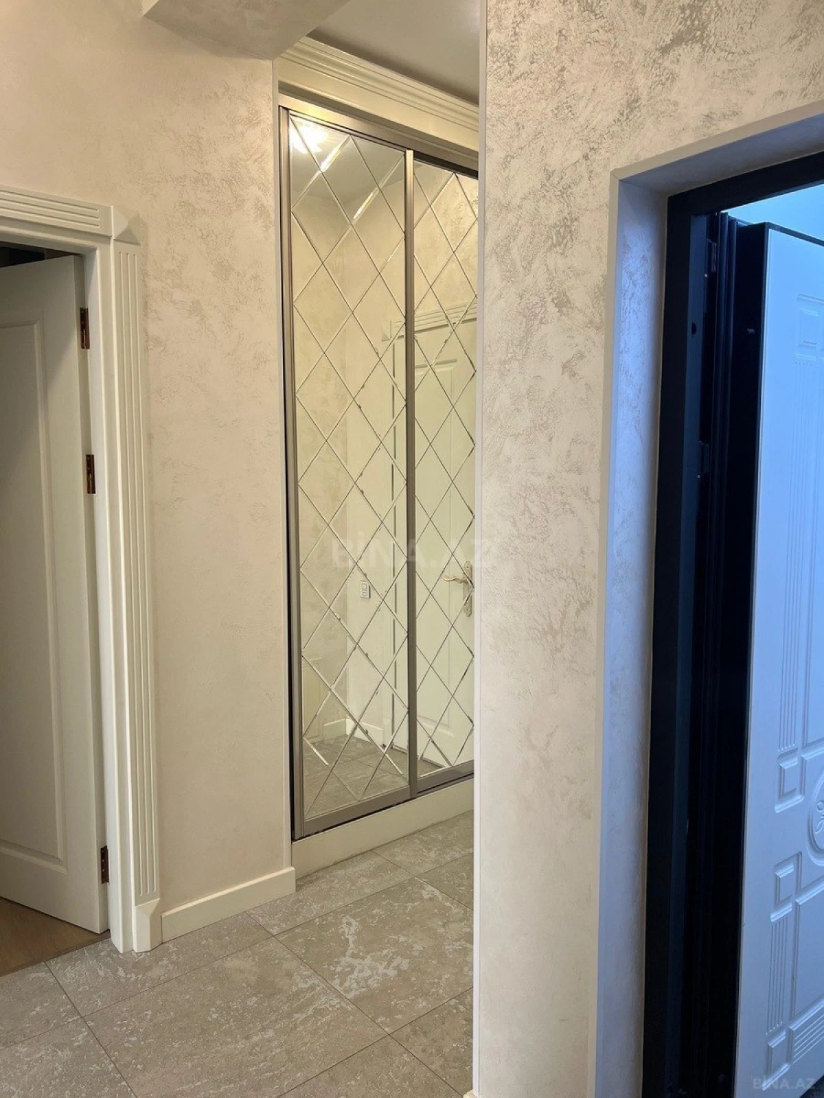 Satılır 4 otaqlı mənzil 135 m²